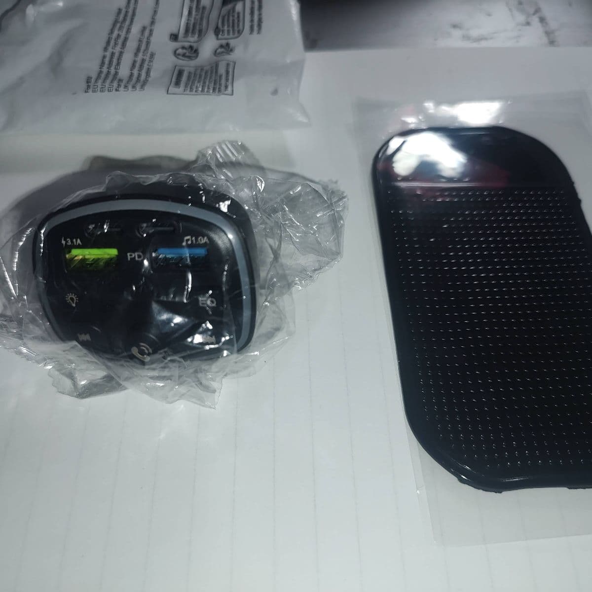 Bluetooth FM sendir og gúmmímotta í bílinn