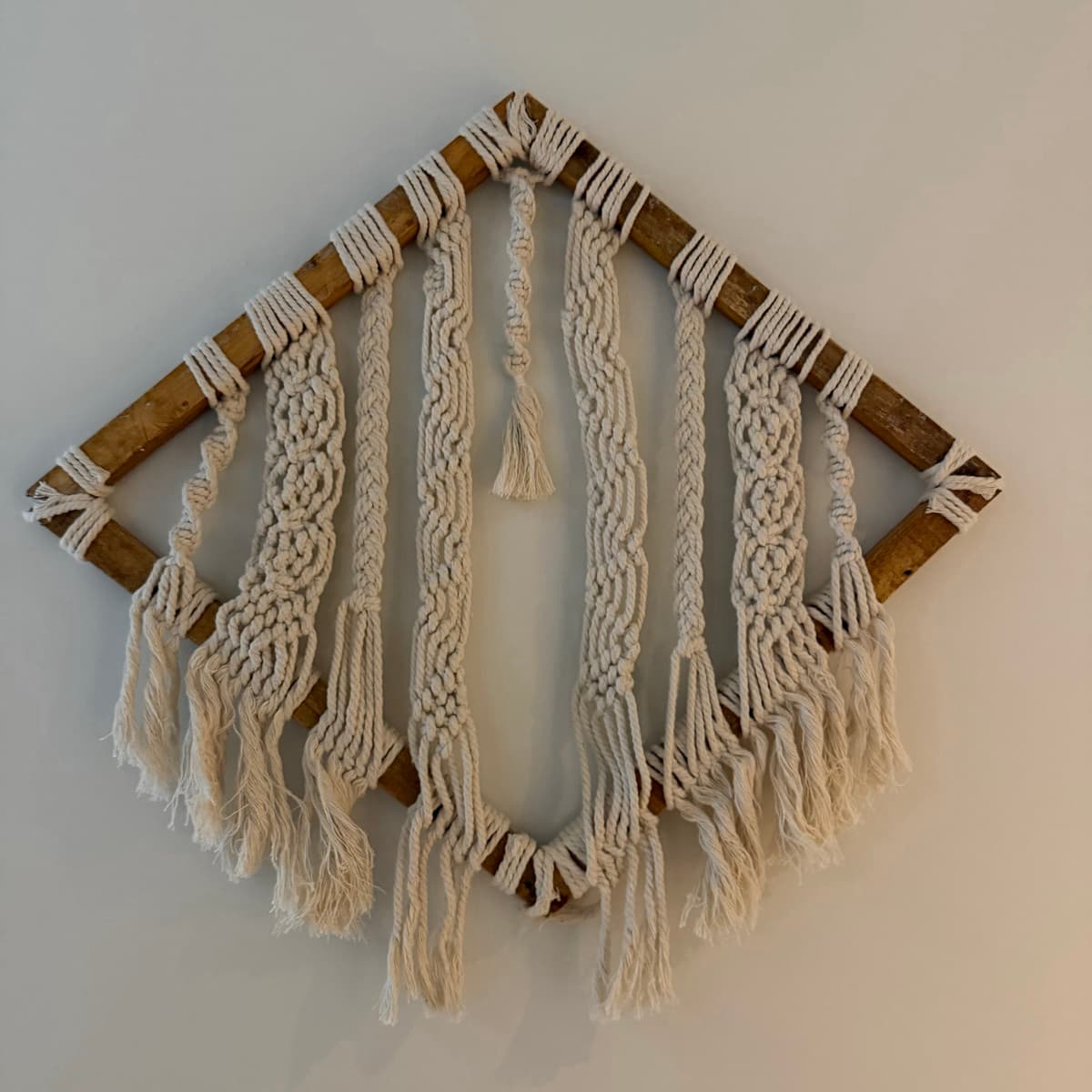 Macramé veggskraut á viðarramma