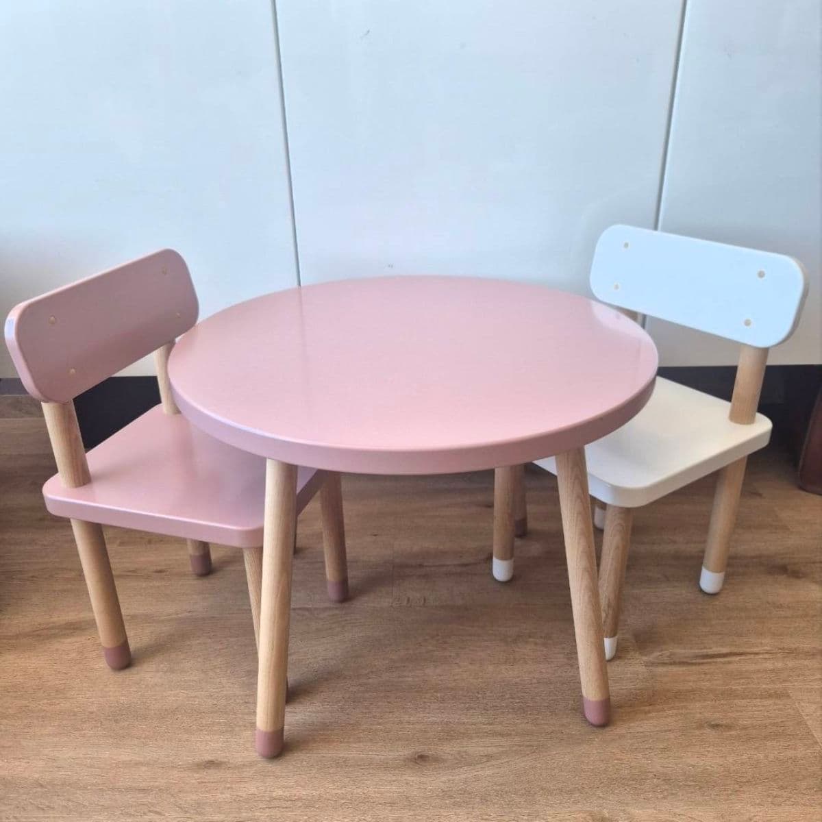 Flexa play barnaborð og tveir stólar
