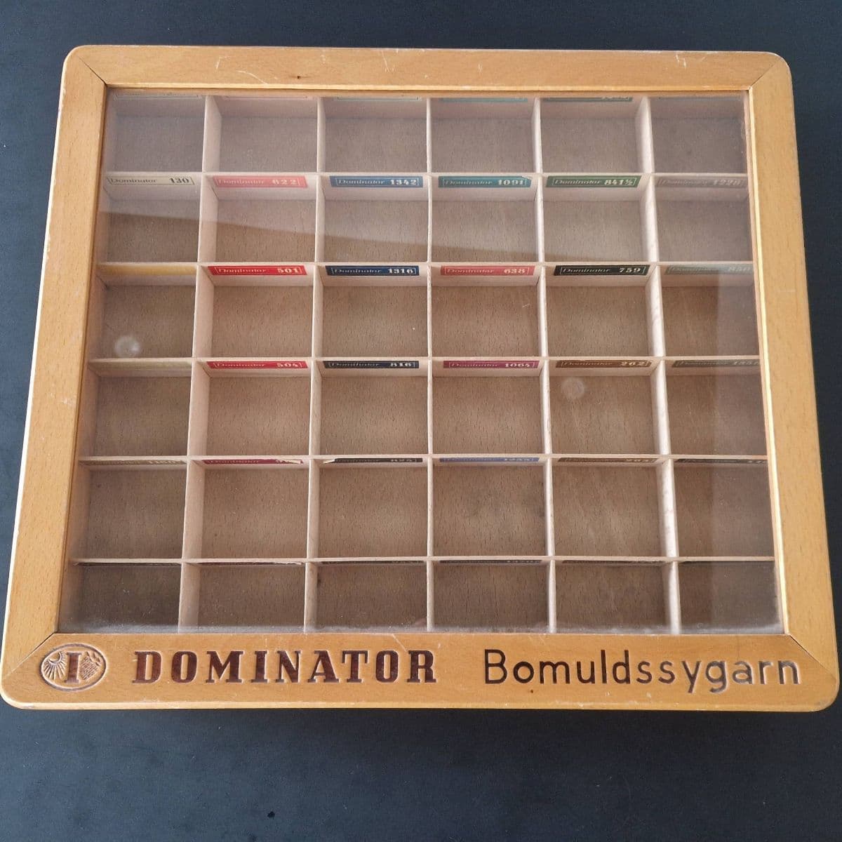 Dominator tvinnakassi úr viði