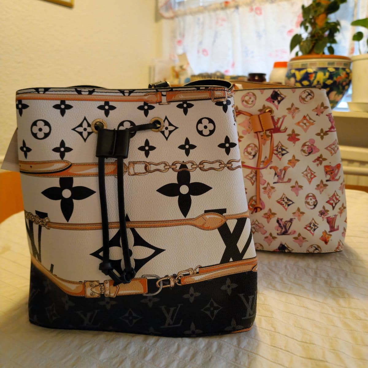 Tvær fötutöskur í Louis Vuitton stíl