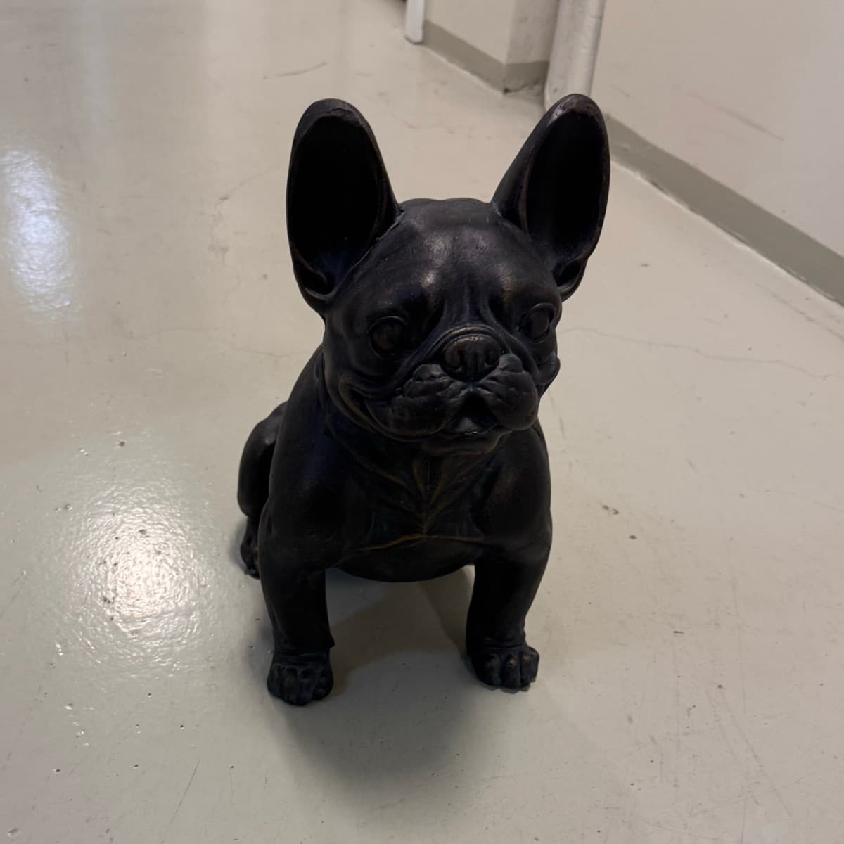 French bull dog stytta