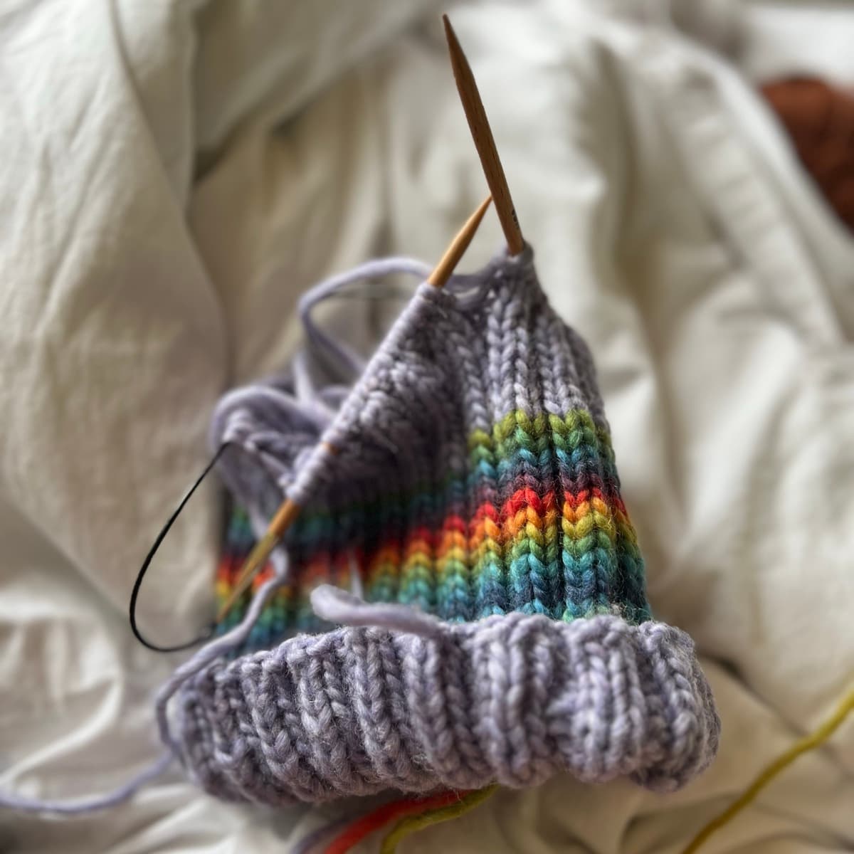 🌈Eðal gay pride item - prjónuð lilac regnbogahúfa