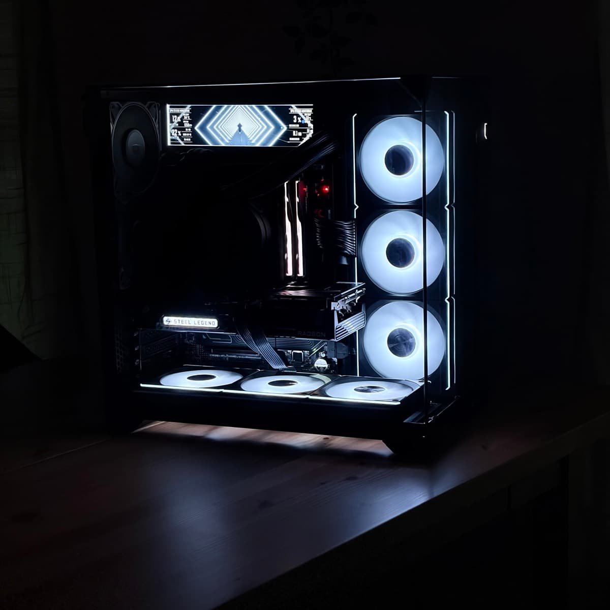 Lian-Li leikjavél / 9070XT / 7800X3D / 32GB DDR5 / 2TB SSD